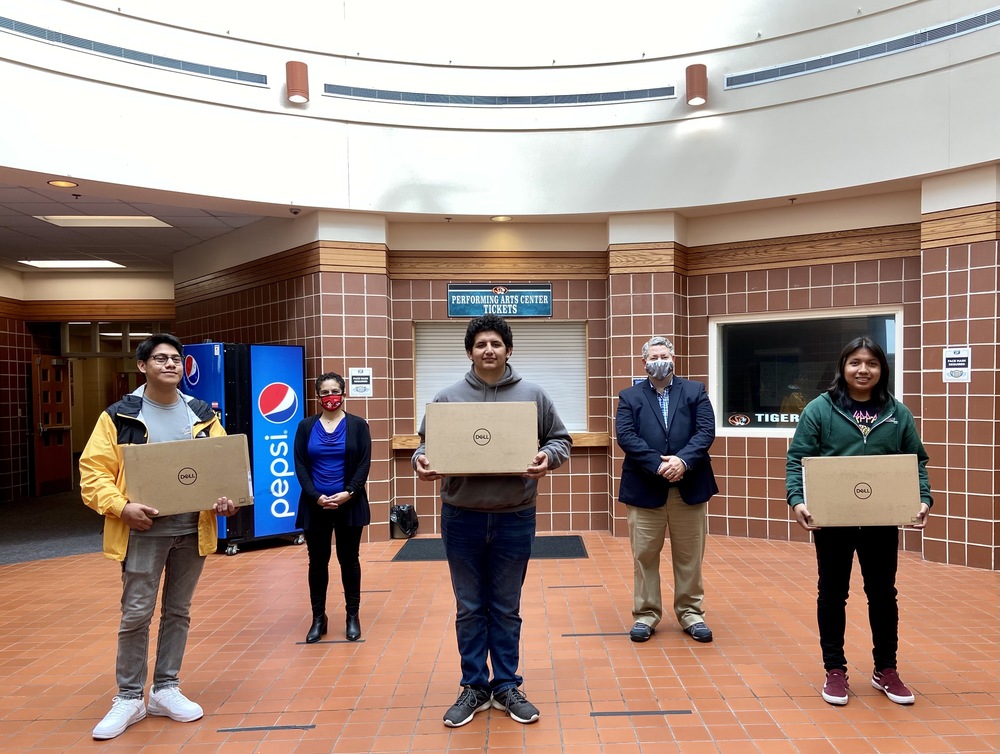 Todos Juntos Award Three WCHS Seniors